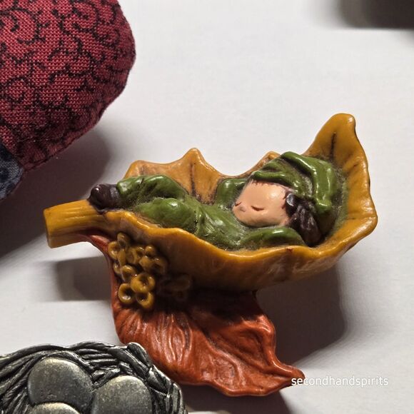 Lot of 18 Vintage Brooches Tac Pins Wide Variety Plastic Metal Wood Patriotic - Picture 11 of 14